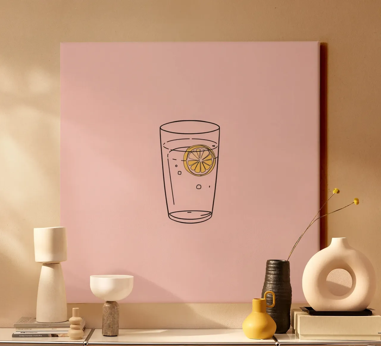 Bebida refrescante servida en vaso transparente con rodaja de limón lienzo de DesignDoodle