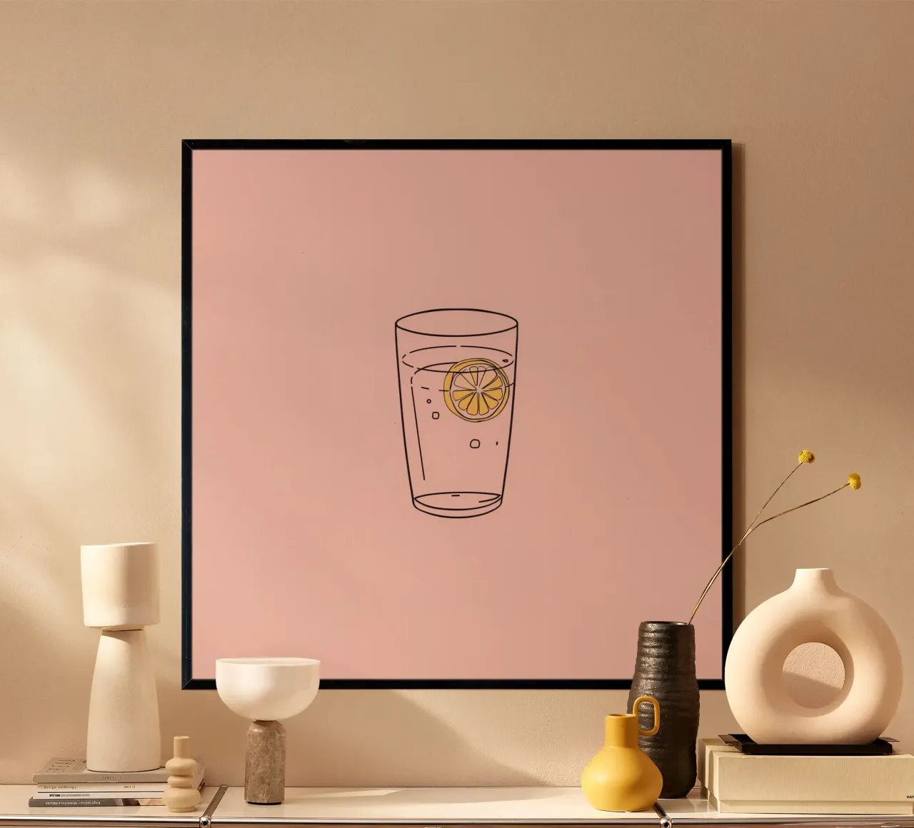 Bevanda rinfrescante servita in un bicchiere trasparente con fetta di limone poster da DesignDoodle