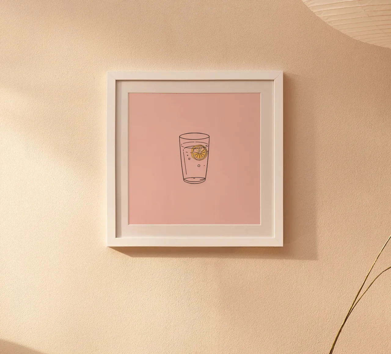 Bebida refrescante servida en vaso transparente con rodaja de limón poster de DesignDoodle