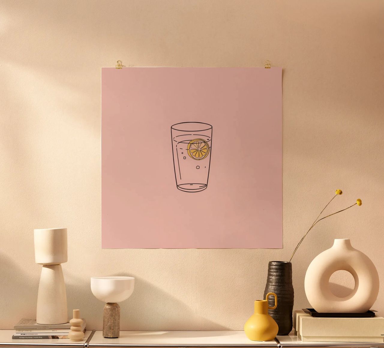 Bevanda rinfrescante servita in un bicchiere trasparente con fetta di limone poster da DesignDoodle
