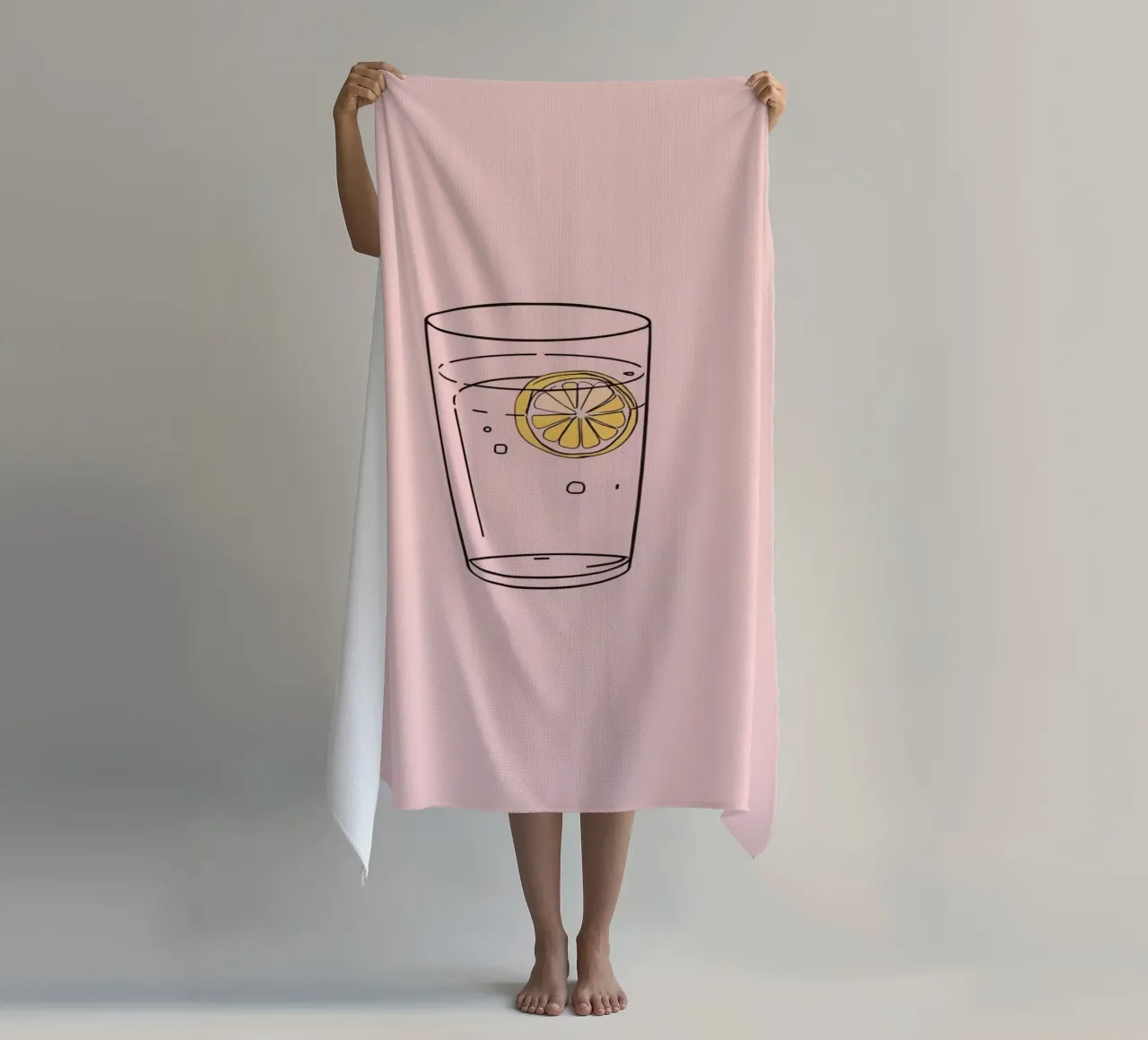 Bebida refrescante servida en vaso transparente con rodaja de limón toalla de playa de DesignDoodle