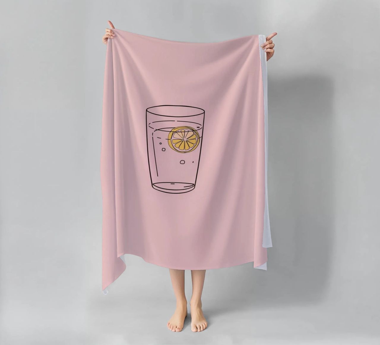 Bevanda rinfrescante servita in un bicchiere trasparente con fetta di limone telo mare da DesignDoodle