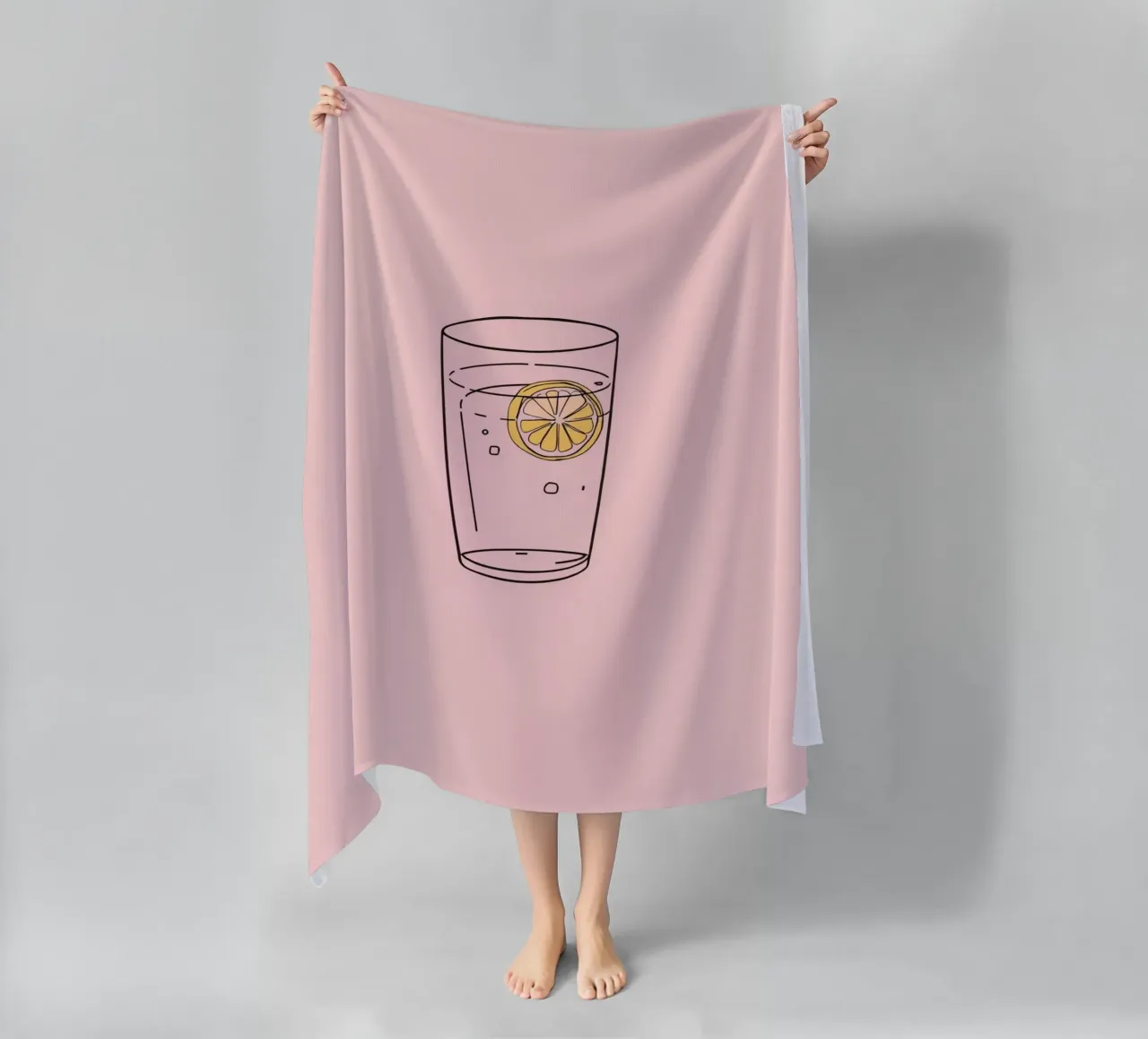 Bebida refrescante servida en vaso transparente con rodaja de limón toalla de playa de DesignDoodle