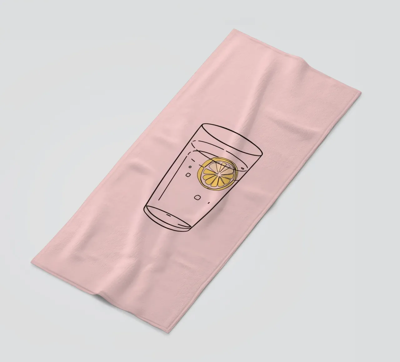 Bevanda rinfrescante servita in un bicchiere trasparente con fetta di limone telo mare da DesignDoodle