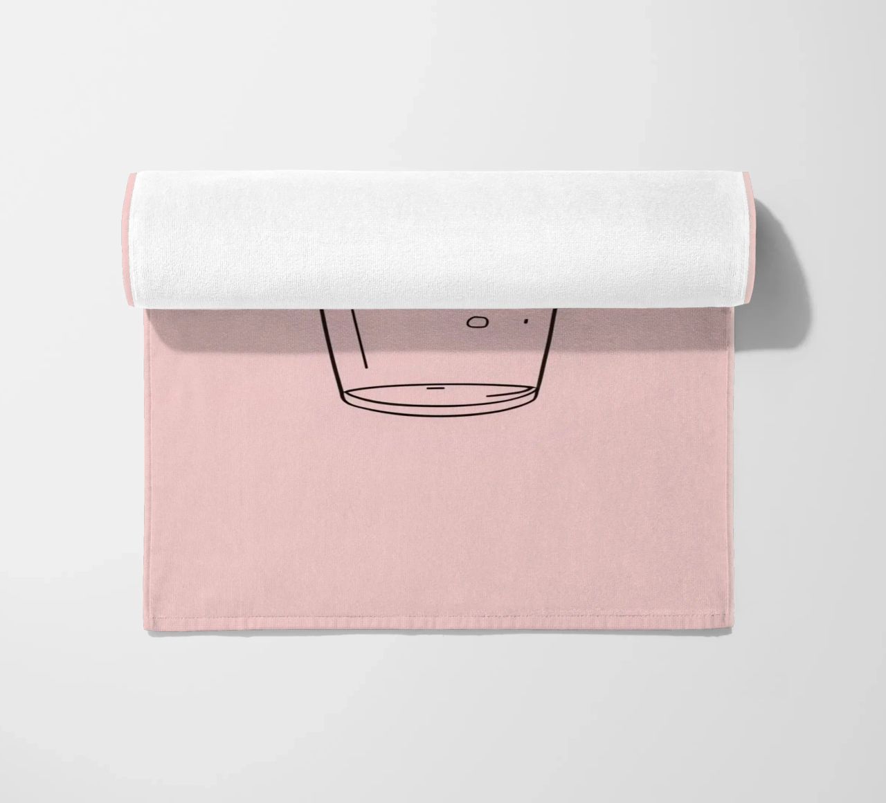 Bevanda rinfrescante servita in un bicchiere trasparente con fetta di limone telo mare da DesignDoodle