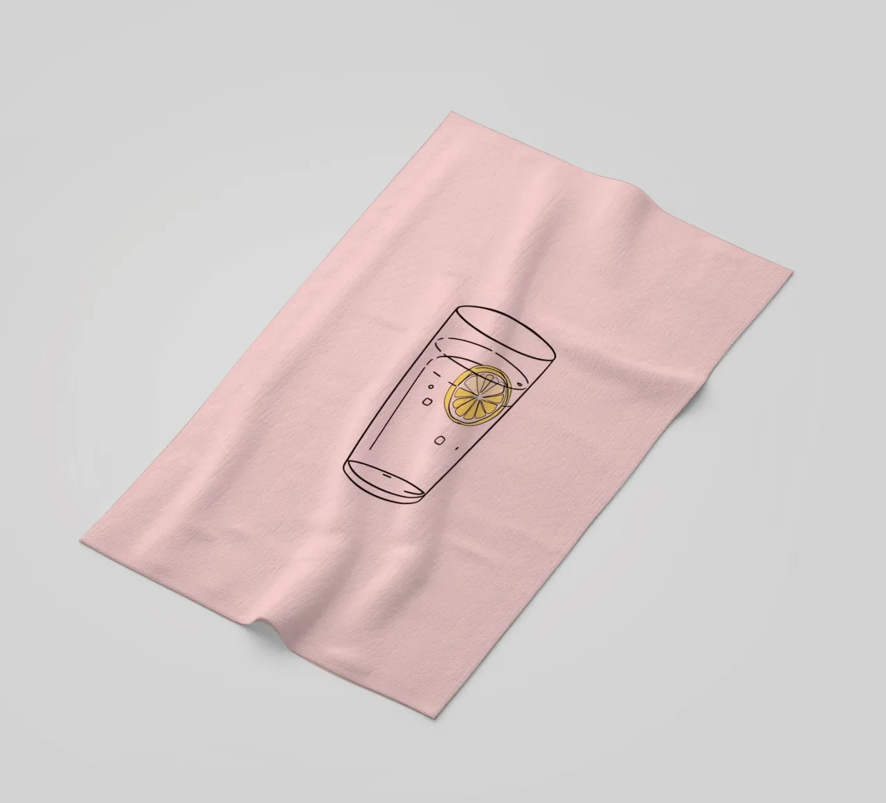 Bevanda rinfrescante servita in un bicchiere trasparente con fetta di limone telo mare da DesignDoodle