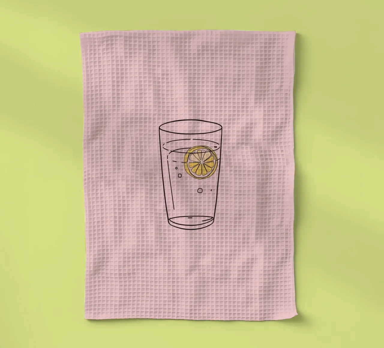 Bebida refrescante servida en vaso transparente con rodaja de limón paño de cocina de DesignDoodle