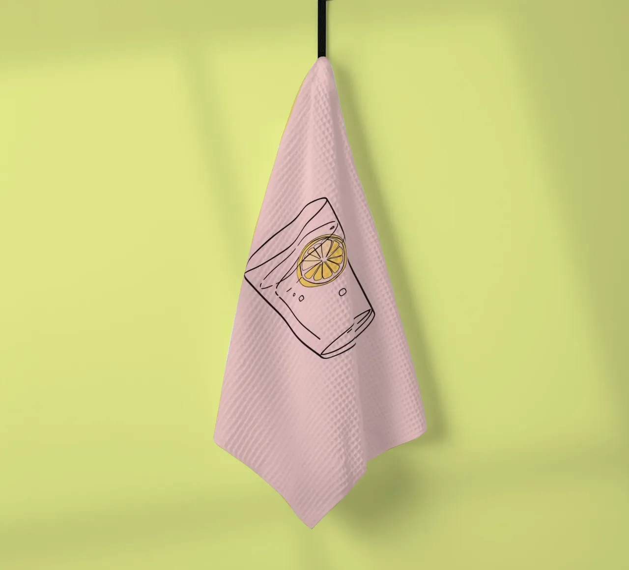 Bevanda rinfrescante servita in un bicchiere trasparente con fetta di limone canovaccio da cucina da DesignDoodle