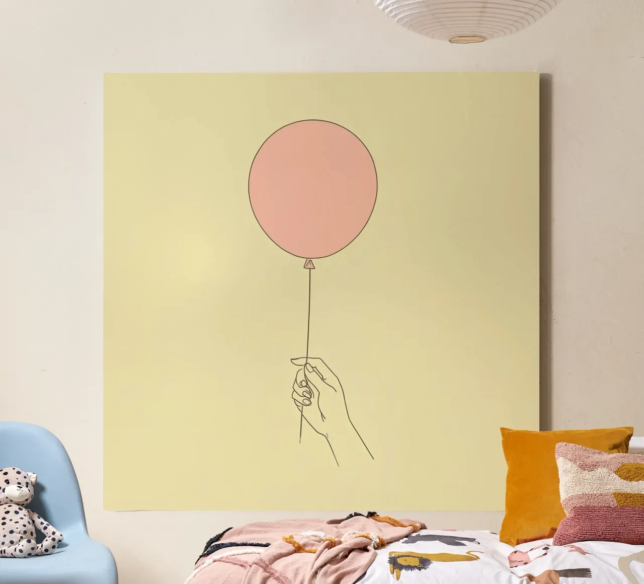 Hand die een roze ballon tegen een zachtgele achtergrond houdt canvas van DesignDoodle