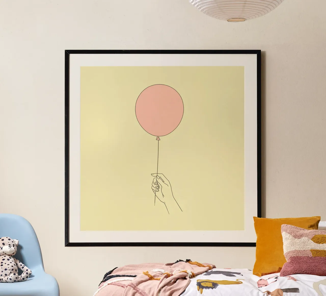 Mano che tiene un palloncino rosa su un'opera d'arte giallo tenue carta hahnemühle da DesignDoodle