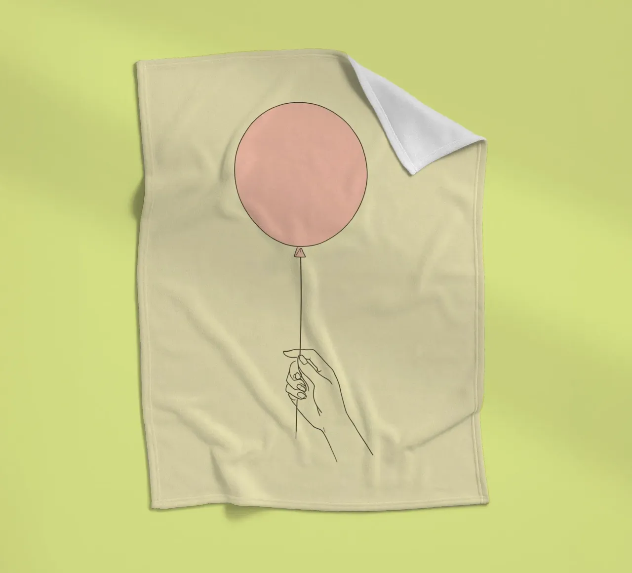 Mano che tiene un palloncino rosa su un'opera d'arte giallo tenue coperta in pile da DesignDoodle