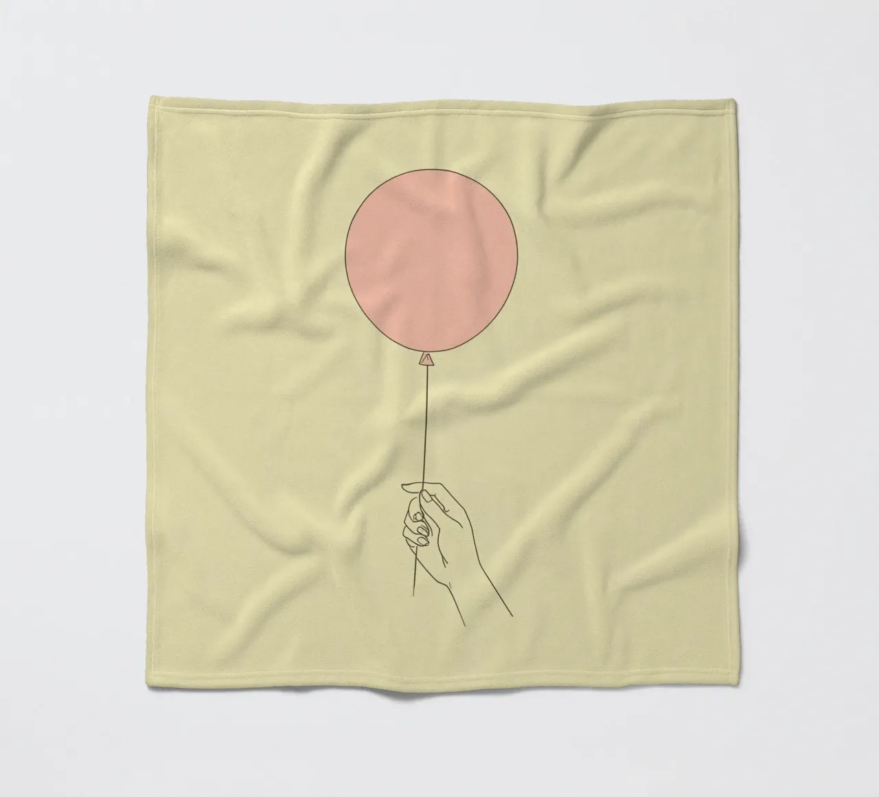 Mano che tiene un palloncino rosa su un'opera d'arte giallo tenue coperta in pile da DesignDoodle