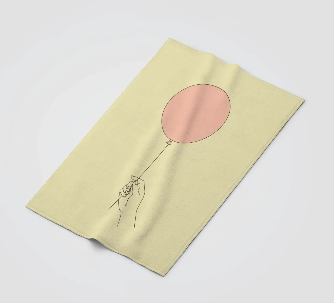 Mano che tiene un palloncino rosa su un'opera d'arte giallo tenue coperta in pile da DesignDoodle