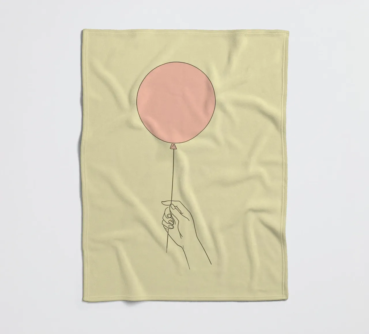 Mano che tiene un palloncino rosa su un'opera d'arte giallo tenue coperta in pile da DesignDoodle