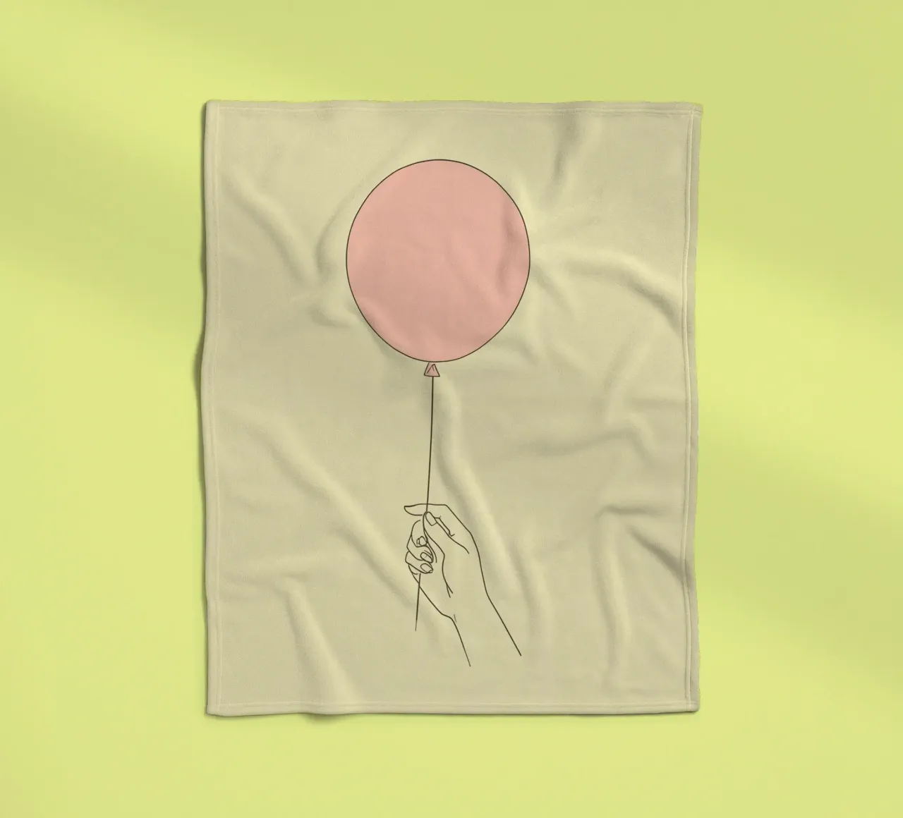 Mano che tiene un palloncino rosa su un'opera d'arte giallo tenue coperta in pile da DesignDoodle