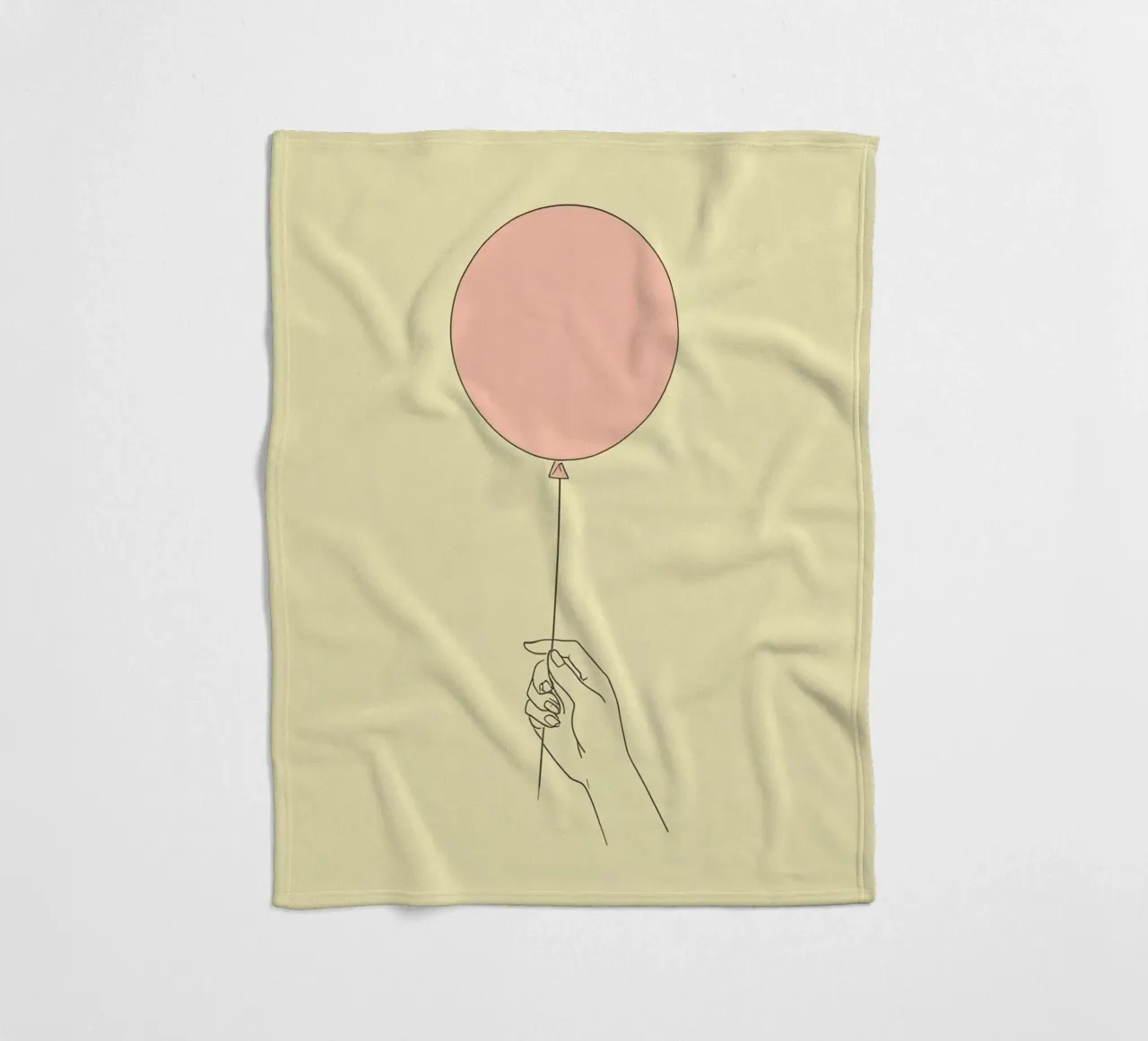 Mano che tiene un palloncino rosa su un'opera d'arte giallo tenue coperta in pile da DesignDoodle