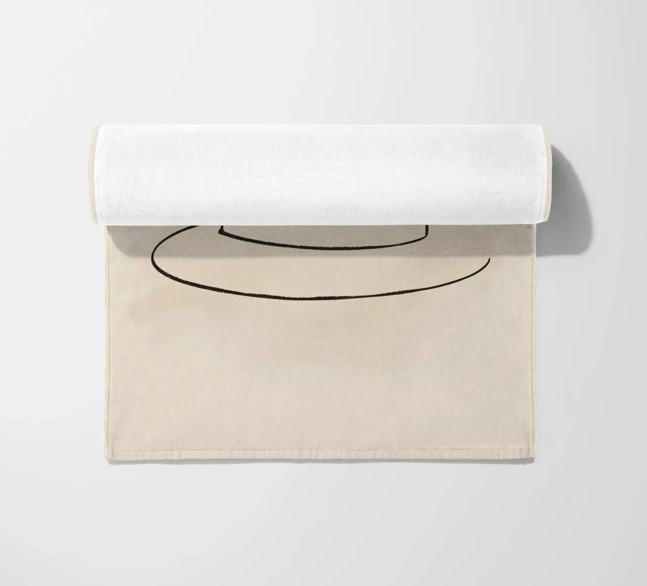 Semplice stile disegnato a mano di un cappello classico su un'arte morbida e pastello telo mare da DesignDoodle