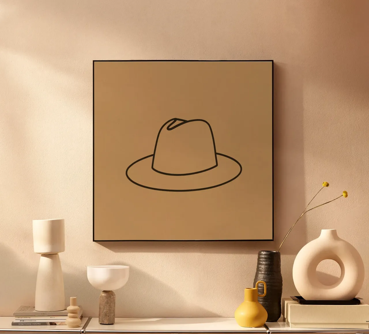Dessin au trait minimaliste d'un chapeau affiché en art brun neutre alu dibond de DesignDoodle