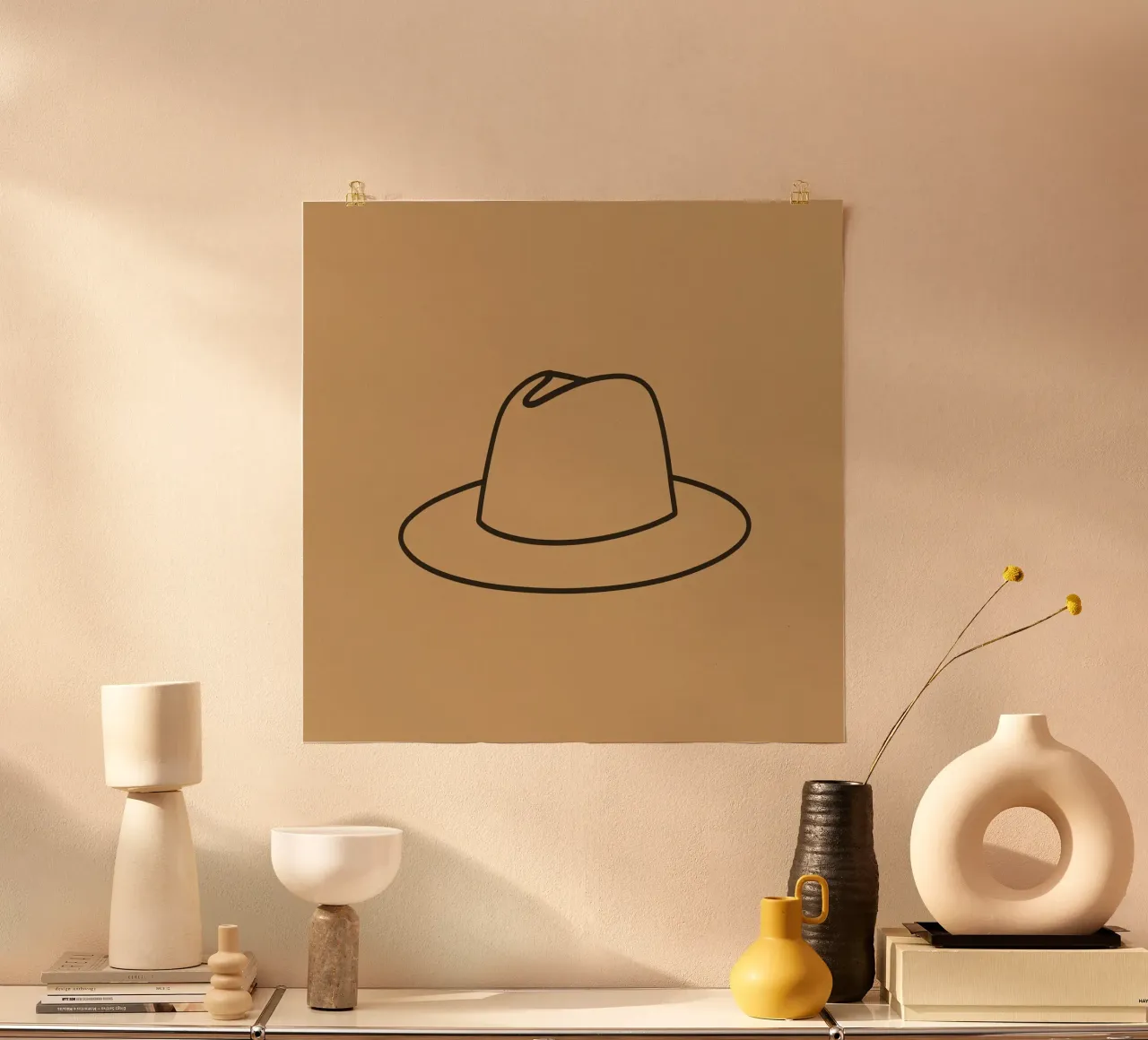 Dessin au trait minimaliste d'un chapeau affiché en art brun neutre hahnemühle de DesignDoodle