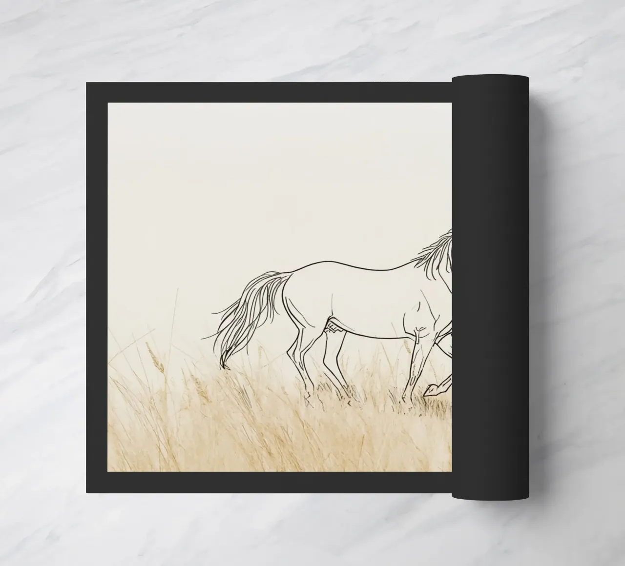 Cavallo che cammina tra l'erba dorata in un prato tranquillo zerbino da DesignDoodle