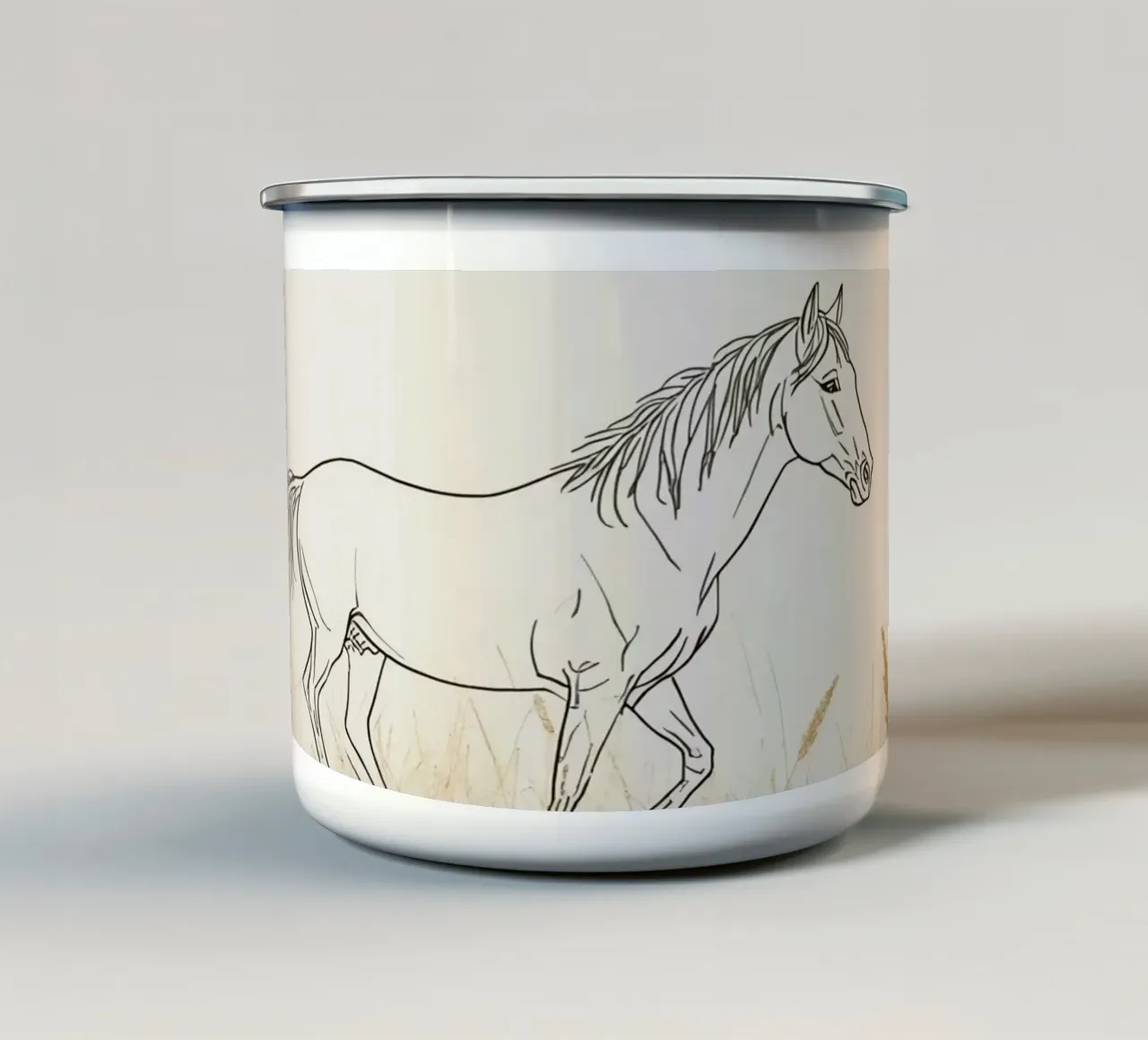 Cavallo che cammina tra l'erba dorata in un prato tranquillo tazza in smalto da DesignDoodle