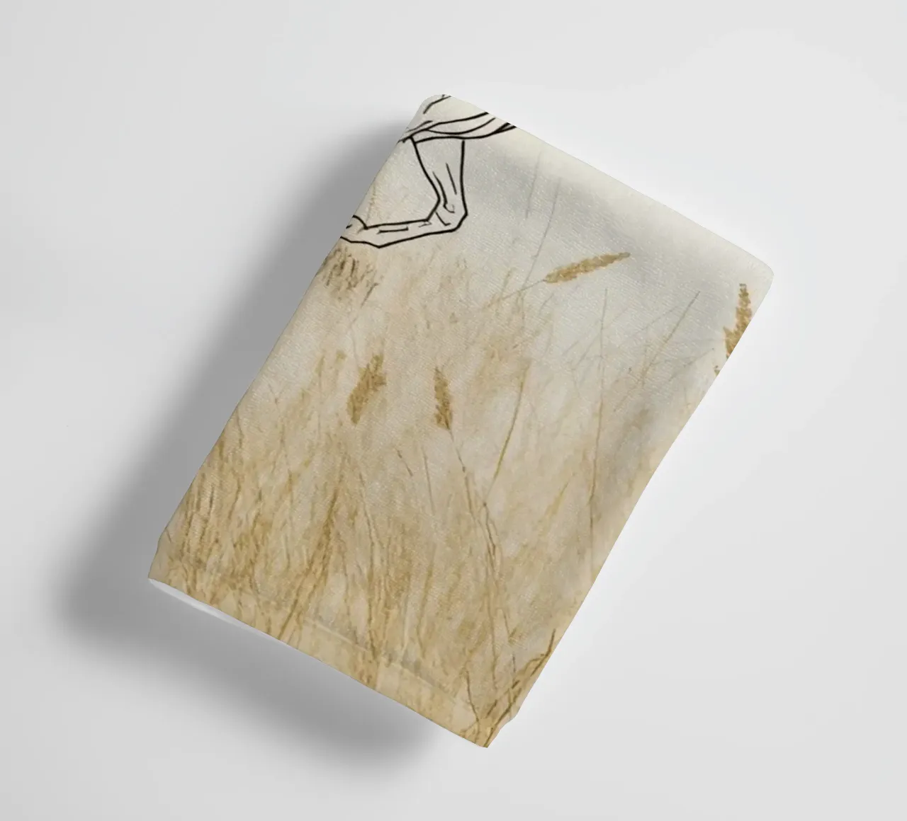 Cavallo che cammina tra l'erba dorata in un prato tranquillo asciugamano da bagno da DesignDoodle