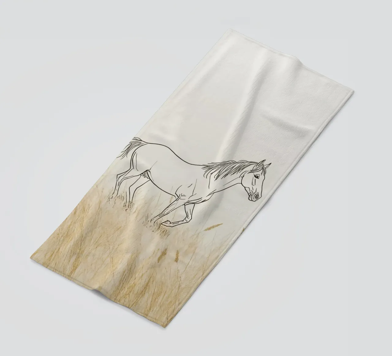 Cavallo che cammina tra l'erba dorata in un prato tranquillo telo mare da DesignDoodle