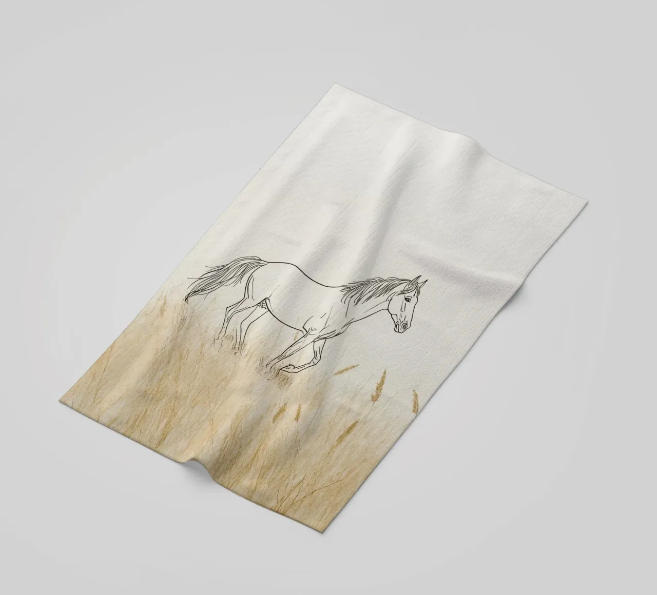 Cavallo che cammina tra l'erba dorata in un prato tranquillo telo mare da DesignDoodle
