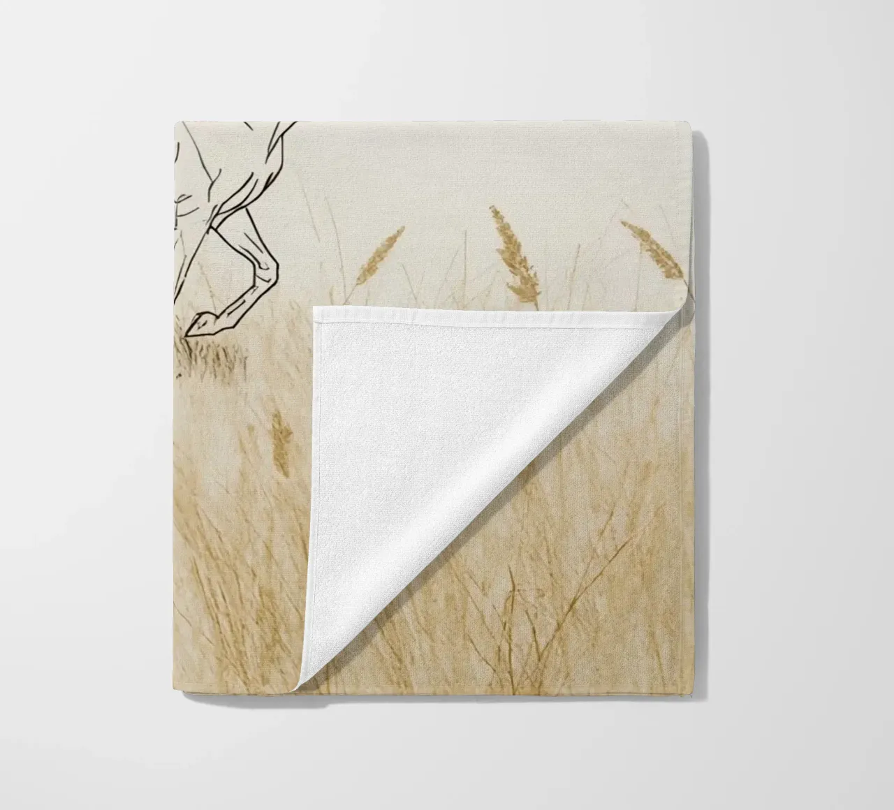 Cavallo che cammina tra l'erba dorata in un prato tranquillo telo mare da DesignDoodle