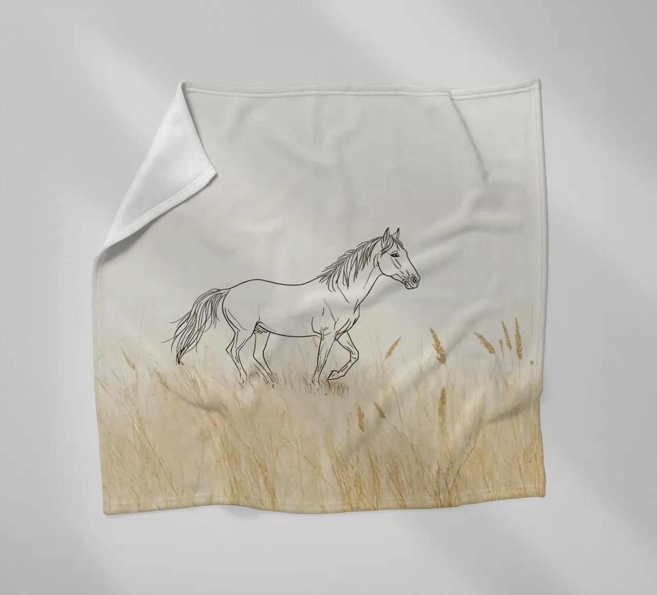 Cavallo che cammina tra l'erba dorata in un prato tranquillo coperta in pile da DesignDoodle