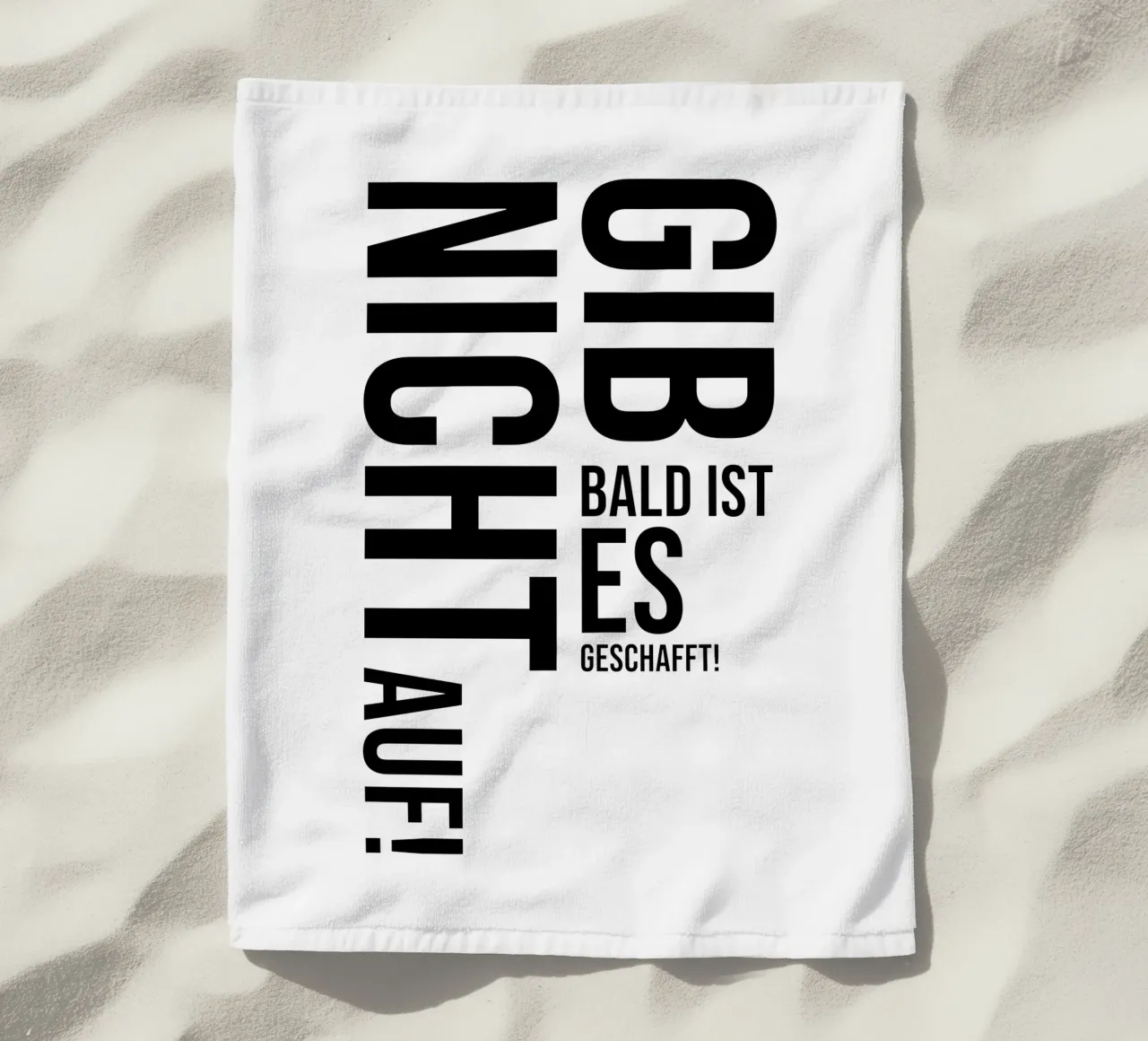 Non arrendetevi telo mare da YV TYPOGRAPHY