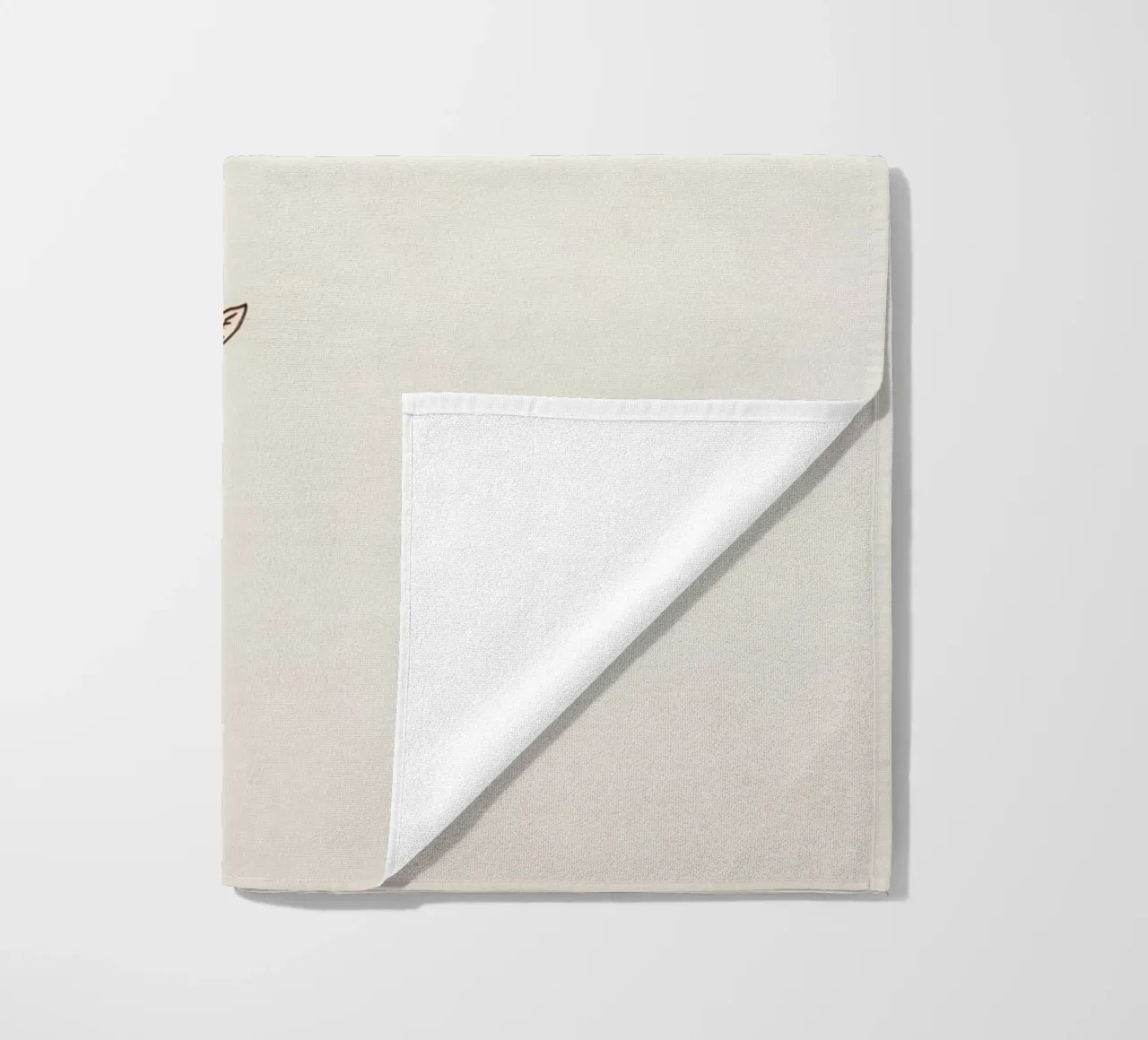 Stilisierter Baumzweig mit einem einzelnen fallenden Blatt Line Art Strandtuch von DesignDoodle