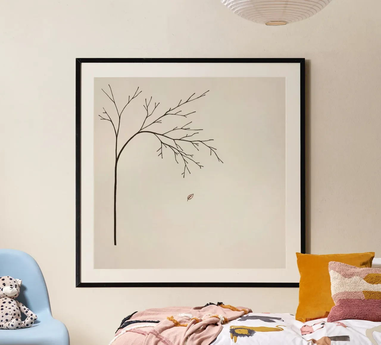 Branche d'arbre stylisée avec une seule feuille qui tombe dessin au trait hahnemühle de DesignDoodle