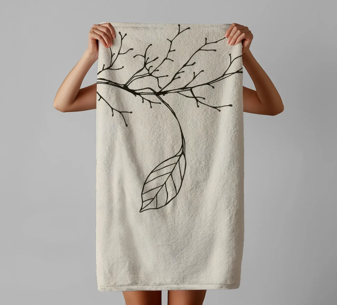 Intrincada rama con delicadas ramitas y una sola hoja toalla de baño de DesignDoodle