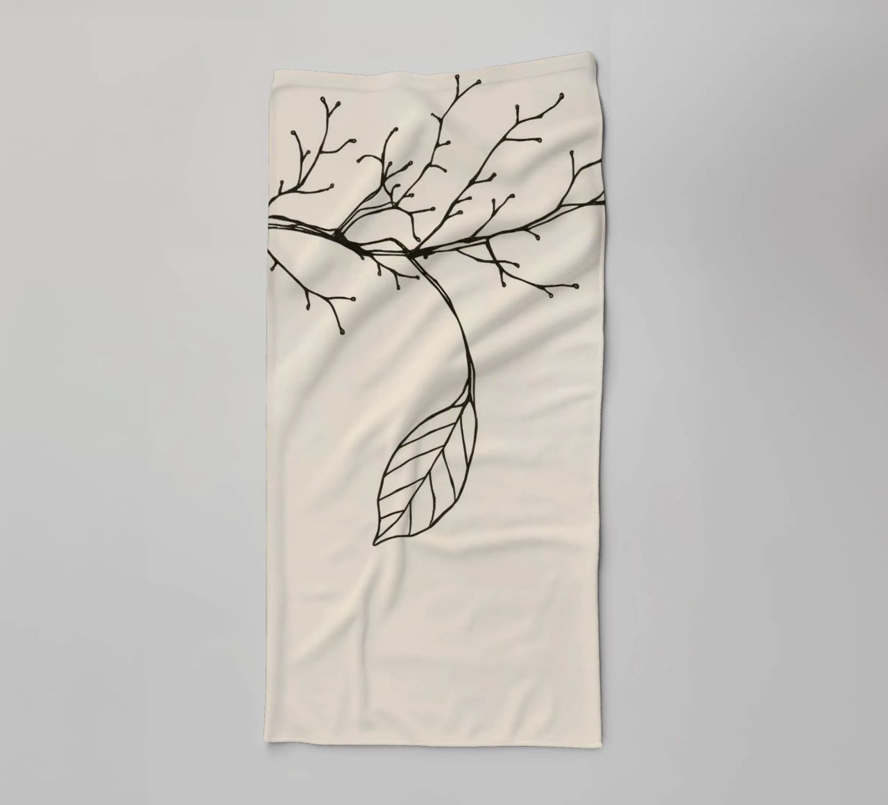 Aufwändig gezeichneter Zweig mit zarten Ästen und einzelner Blüte Handtuch von DesignDoodle