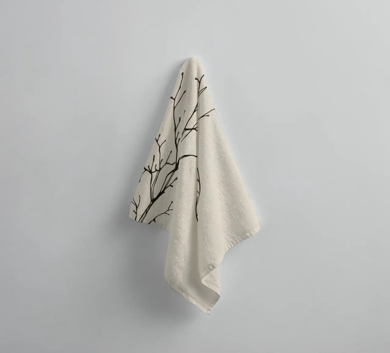 Branche dessinée de façon complexe avec des brindilles délicates et une feuille unique serviette de bain de DesignDoodle
