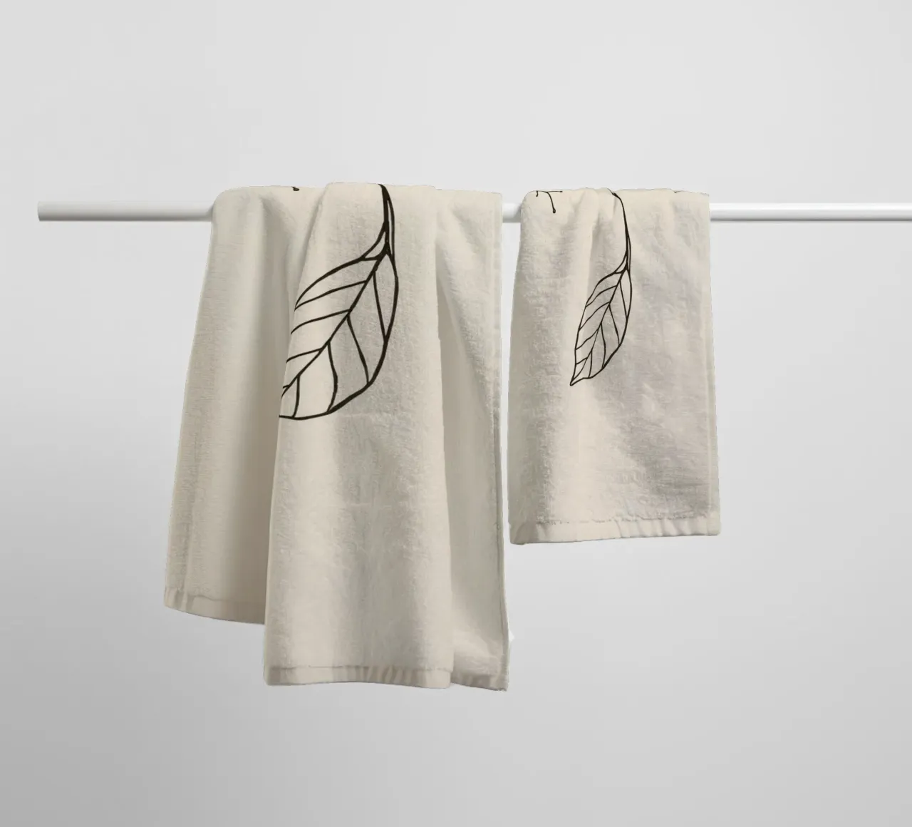 Branche dessinée de façon complexe avec des brindilles délicates et une feuille unique serviette de bain de DesignDoodle