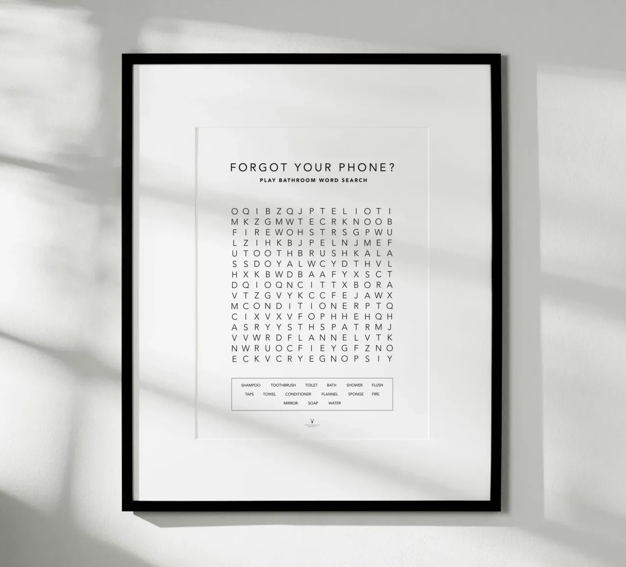 Dimenticato il telefono Divertente ricerca di parole per il bagno Divertente il bagno. poster con telaio in plastica da Chagatai Art