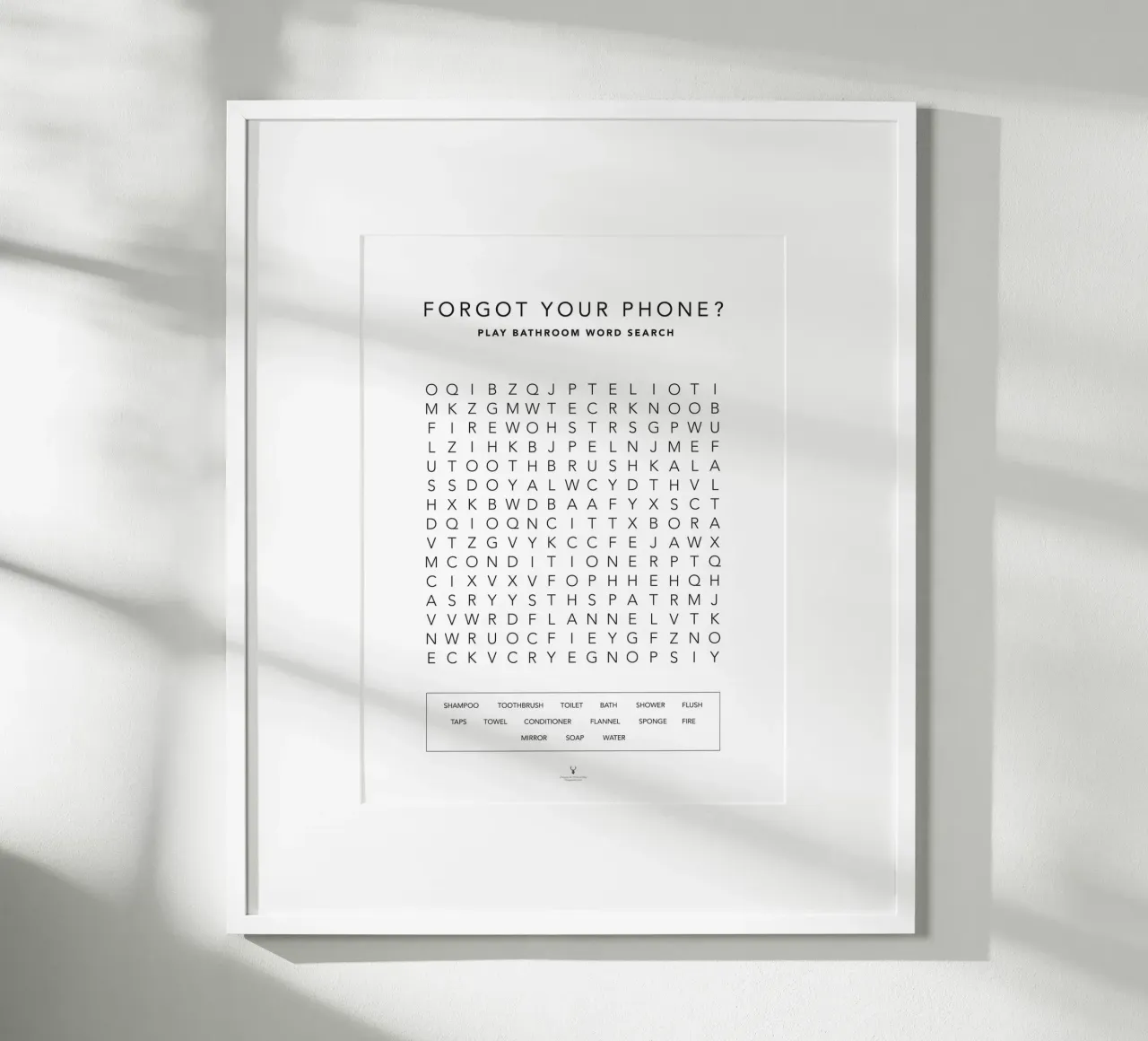 Dimenticato il telefono Divertente ricerca di parole per il bagno Divertente il bagno. poster con telaio in plastica da Chagatai Art