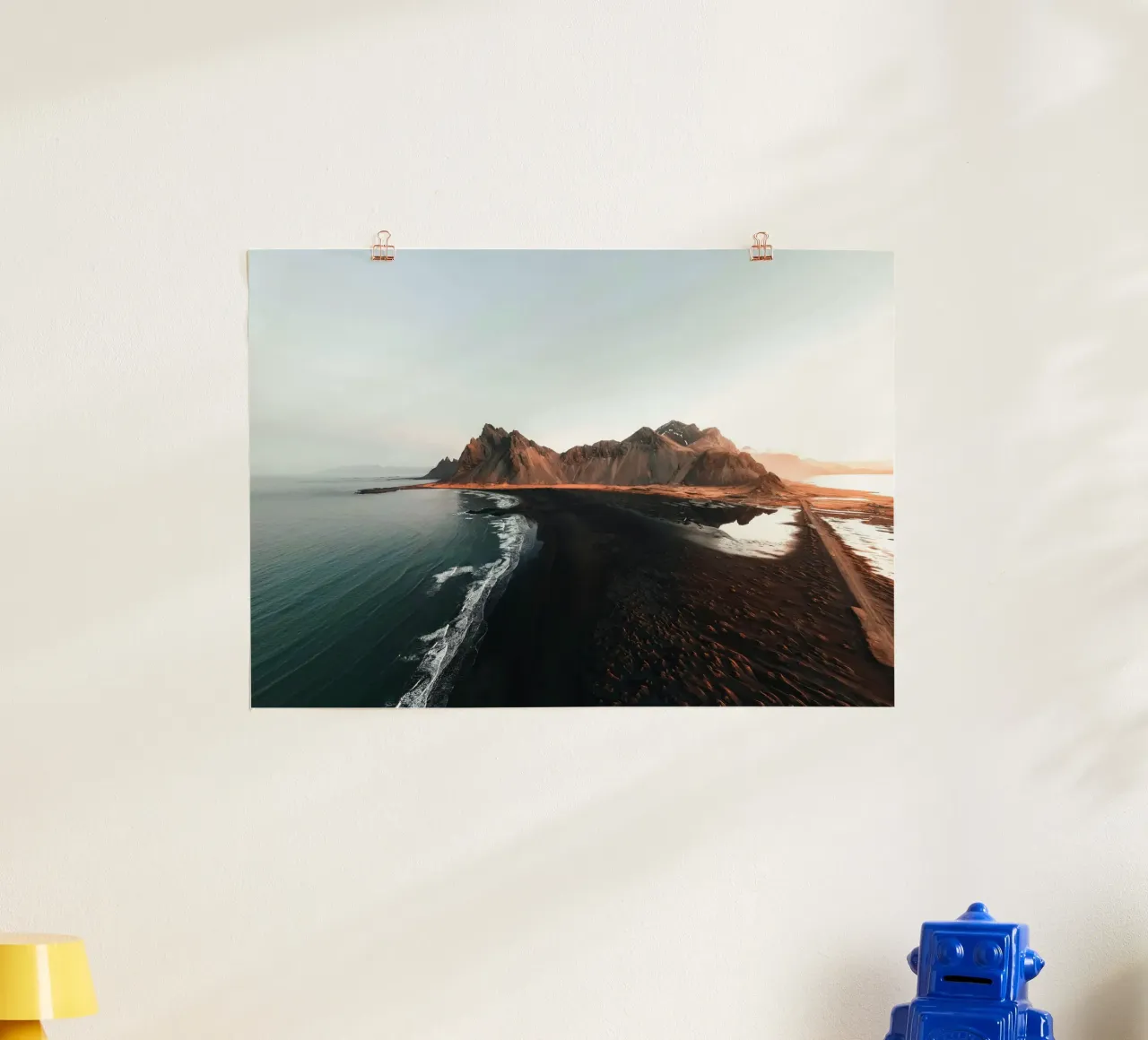 montagne oceano poster con telaio in legno da Earthly Visions