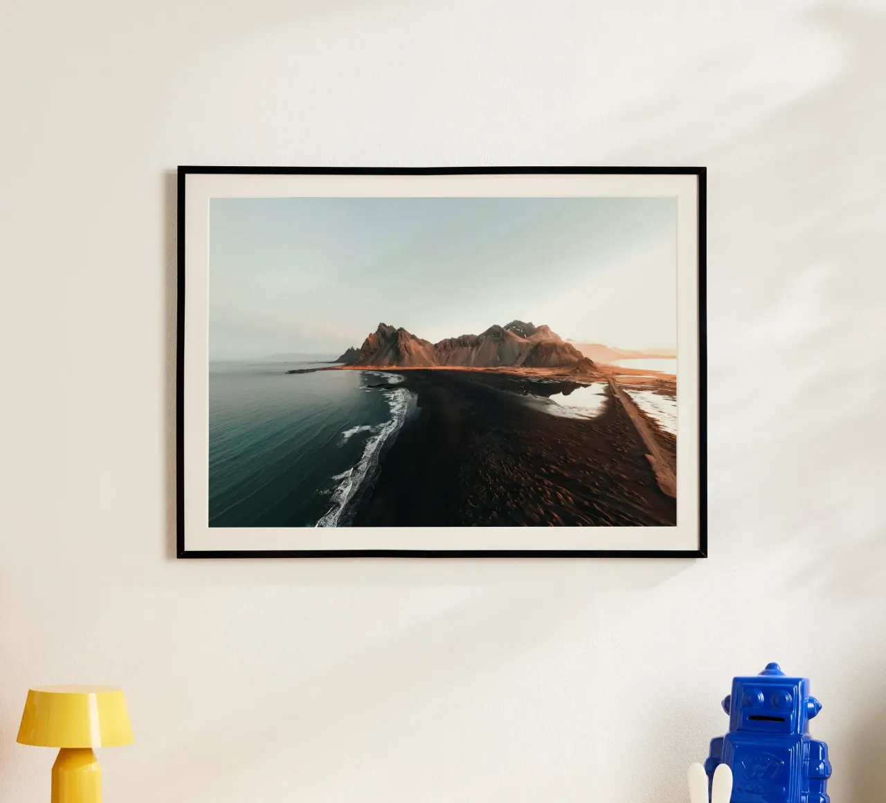 montagne oceano poster con telaio in legno da Earthly Visions