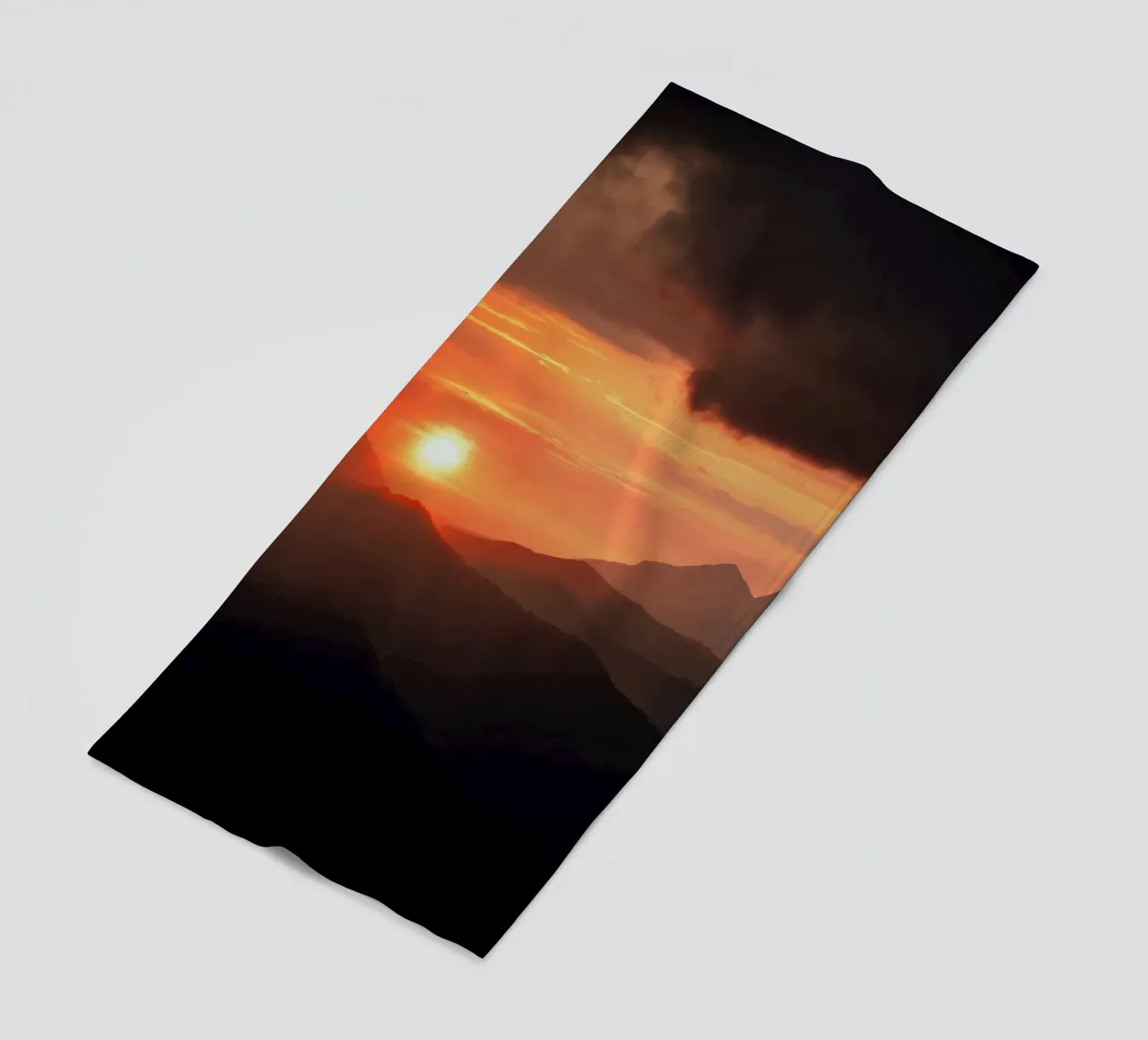 montagne al tramonto telo mare da Earthly Visions