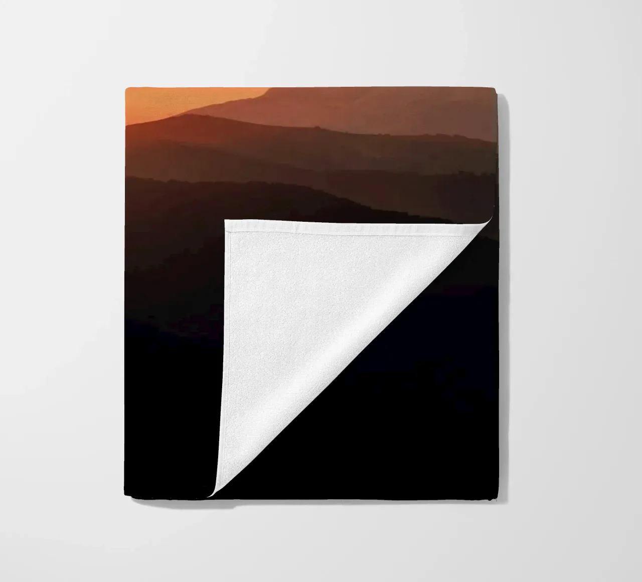 montagne al tramonto telo mare da Earthly Visions