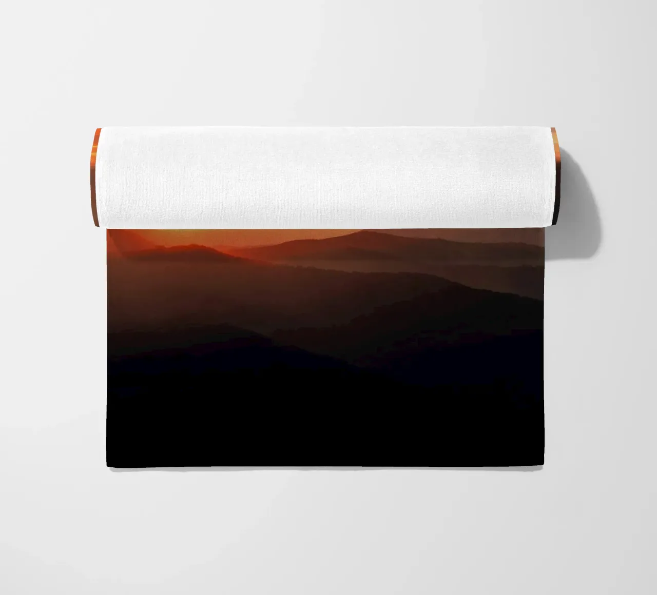 montagne al tramonto telo mare da Earthly Visions