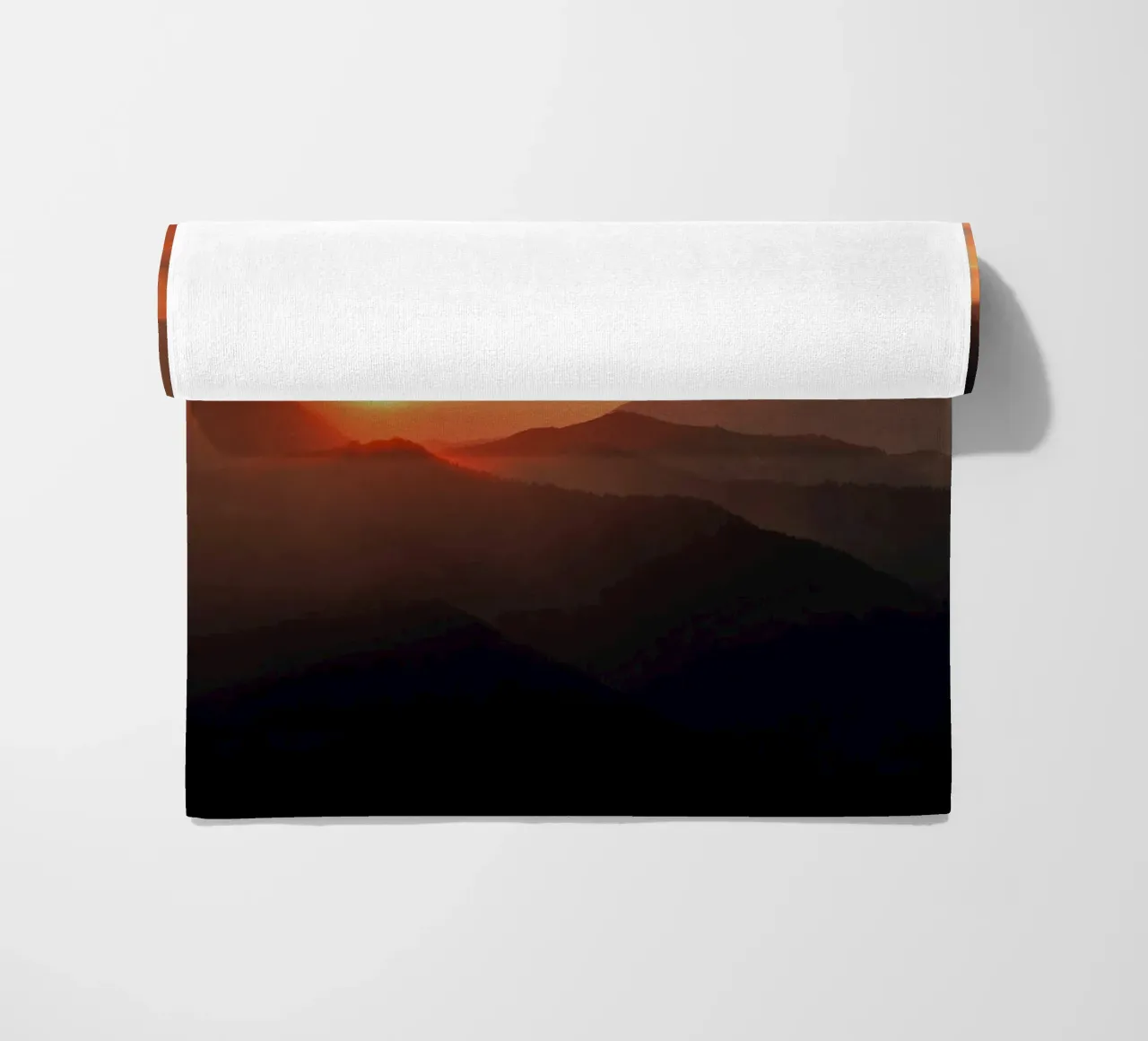 montagne al tramonto telo mare da Earthly Visions