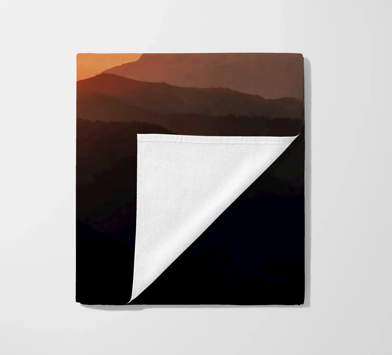 montagne al tramonto telo mare da Earthly Visions