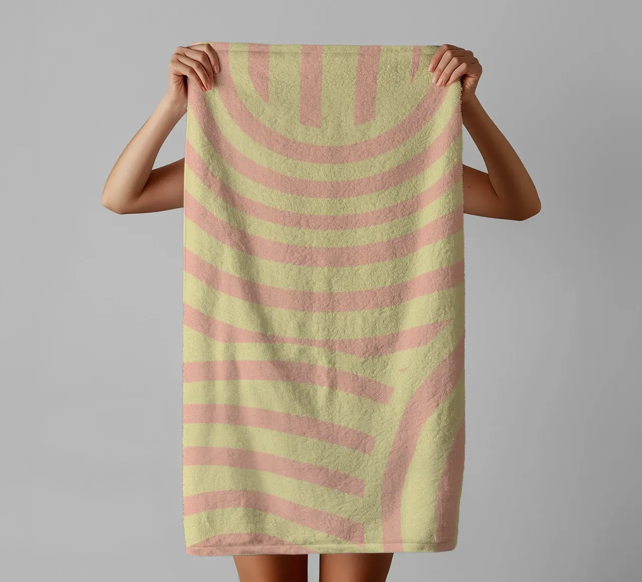 Striscia astratta gialla e rosa asciugamano da bagno da Little Dean