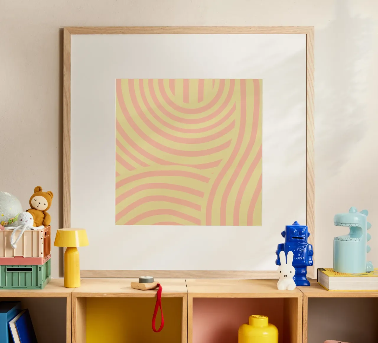 Striscia astratta gialla e rosa poster con telaio in legno da Little Dean