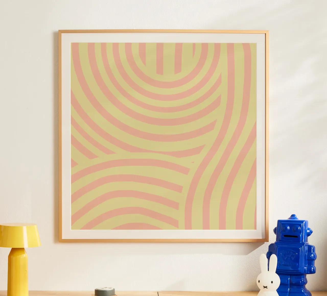 Striscia astratta gialla e rosa poster con telaio in legno da Little Dean