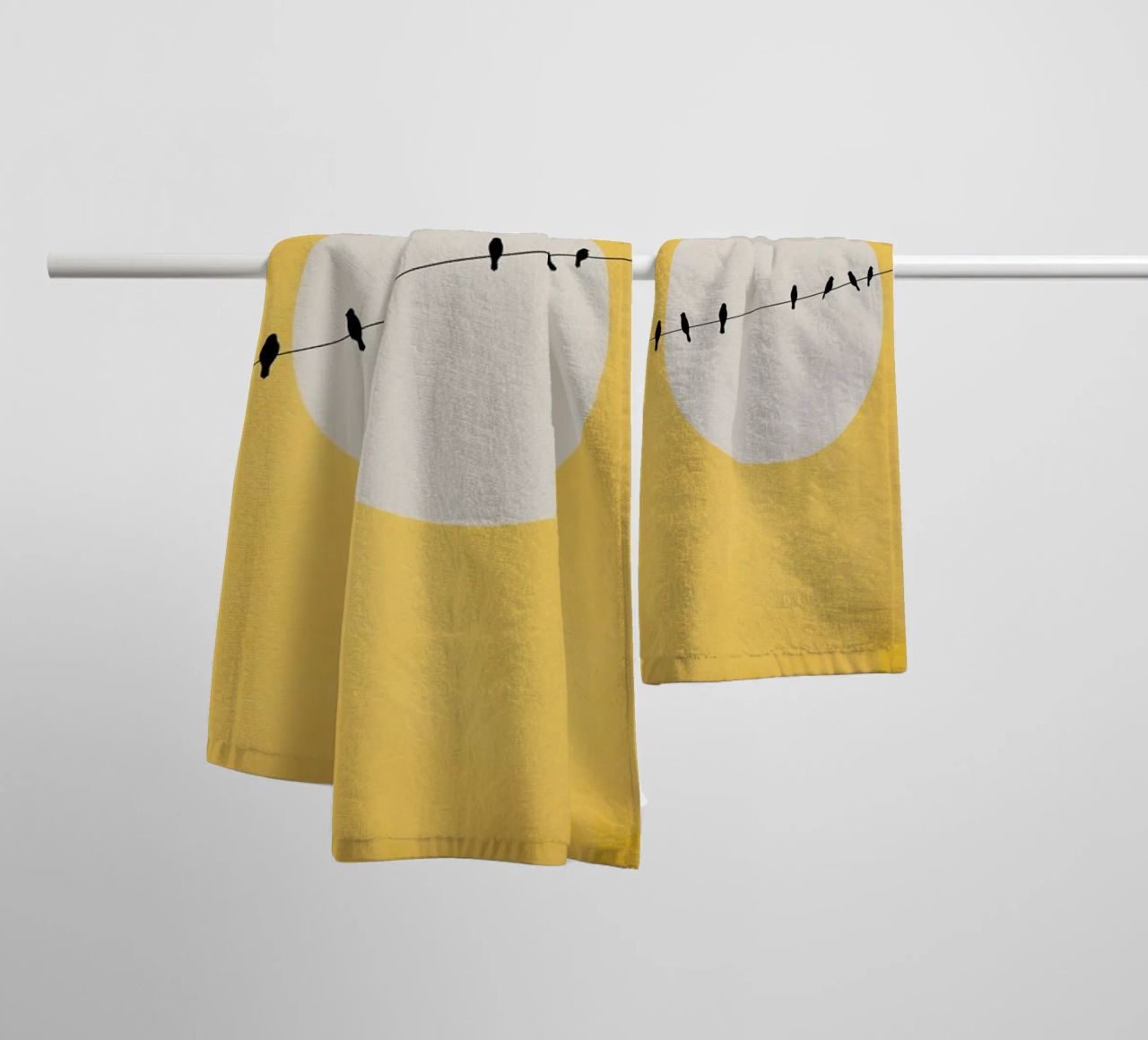 Chirping And Chilling (at Day) asciugamano da bagno da Kubistika